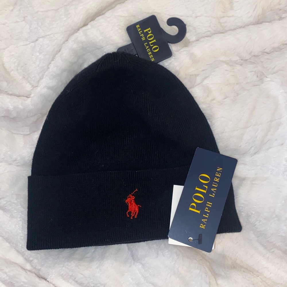 Polo beanie 
Black and red polo beanie